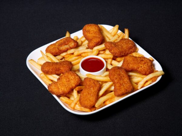 ناگت مرغ با سیب زمینی سرخ کرده Chicken Nuggets And Chips